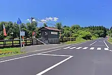 駅前を通る県道197号木戸石鷹巣線