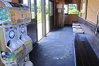 環状列石を模して埋め込まれた石