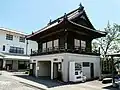 中門（本堂前から）