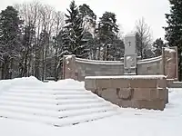 リガ森林墓地にあるチャクステの記念碑。彫刻家カールリス・ヤンソンスの作品。