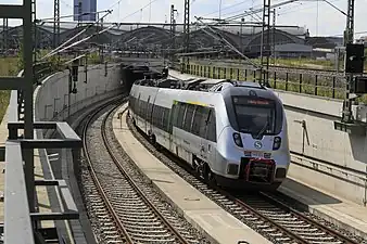 シティートンネルに進入するS3系統の1442形電車