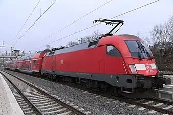 コネヴィッツ駅で停車する182形機関車牽引の二階建列車