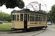 171928年・リントナー（ドイツ語版）製。元ハレ市電の車両。1992年に入線後、2009年から大規模な修繕工事を行い2016年に運用へ復帰した。