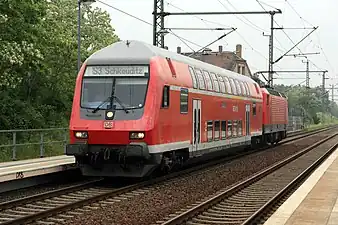 リュツシェーナ駅で停車する143形機関車牽引のS3列車