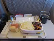 エコノミークラスの機内食の一例。日本航空JAL、グアム→成田（2015年5月）