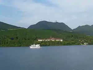 芦ノ湖からホテルを望む