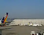 A300-600RとJACのYS-11（大阪国際空港、2002年）