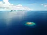 奥に見えるのが夏島と春島