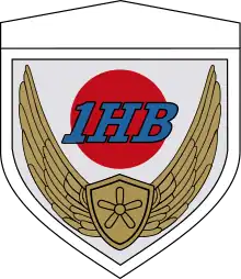 第1ヘリコプター団。陸上総隊編入時に新たに設定。"1HB"は"1st Helicopter Brigage"の略。日の丸に、かち色の羽を配している。文字色は航空科の職色である浅葱色。