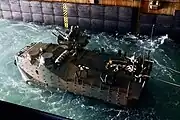 海自輸送艦から発進するAAV7（05JX）