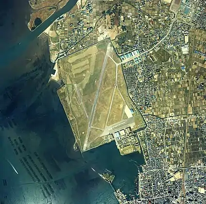 中央の突出部が江川海岸、右下は木更津駐屯地(国土交通省 国土地理院 地図・空中写真閲覧サービスの空中写真を基に作成)