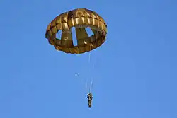 空挺傘696MIにより降下する自衛官