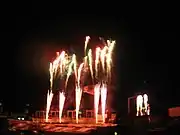 神宮球場のスタンドから打ち上げられる花火