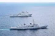 EU海上部隊（スペイン海軍揚陸艦「ガリシア」）との海賊対処共同訓練を実施中の「ありあけ」。