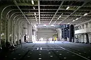 甲板の下にある格納庫からエレベーターを望む