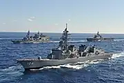 僚艦と陣形成形訓練を実施する「さみだれ」