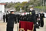 佐世保地方総監に対し、自衛艦旗を返納する艇長