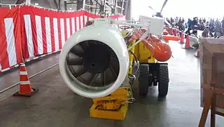 RM-30Aを正面から見た画像。RMK-35と違って標的がアームを介して側方ランチャーに収容されているのが分かる。そのため、RM-30AはRMK-35より広範な機体へ搭載が可能となっている。