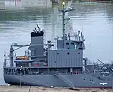 後部。自衛艦(国際法上の軍艦)ではないため、自衛艦旗ではなく国旗を掲揚している。