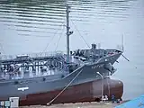 前部。貨油を降ろした後であり喫水が浅くなっている。船名表記下の水線付近にはバウスラスターが一部見えている。