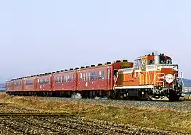 DE10 1127が牽引する50系客車