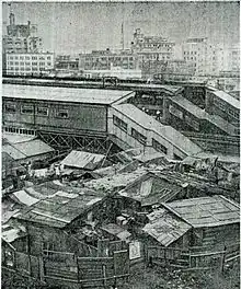 バラックに囲まれた元町駅（昭和28年）