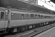 キシ80 26（左）サシ481-52（右）非公式側水タンク室・窓配置・業務用扉の位置構造に差異