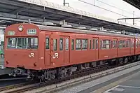 ボギー車の例（日本国有鉄道クハ103形）。車体の前後に2基ボギー台車を備えているのがわかる。