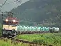 西線でのEF64形電気機関車による長野県向け石油輸送(落合川駅 - 坂下駅間 2010年8月26日)