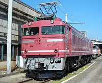 EF81 19（JR貨物所属）更新工事施工機で、側面全周に白線を表示する。
