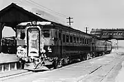 かつての駅構内に停車するキハ22形による普通列車(1973年3月14日)