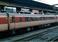 キハ80 141（左）キハ80 133車内（右）