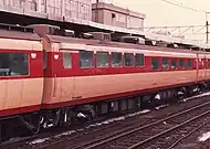 キシ80 26（左）サシ481-52（右）非公式側水タンク室・窓配置・業務用扉の位置構造に差異