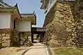 水の二門（右は乾小天守）。連立天守西側に建つ棟門。「上山里」西側に建つ櫓群。