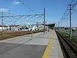 バリアフリー化工事着手前のホーム（上り・名古屋方面を望む）。右のフェンスを越えた駅西側へ出る改札口はバリアフリー化以降も存在しない。（2007年8月）
