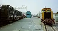 下り方から見たコンテナホームと20t入換動車（1995年4月）