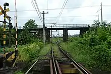 JR土讃線と琴平線の立体交差部。 高架が土讃線。中央が琴平線。右側が琴平線複線化用地。(2018年)