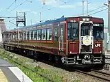 快速「湯けむり号」に使用されるレトロラッピング車両