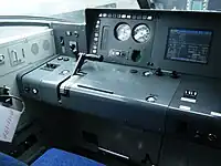 1000番台の運転台。ワンハンドルマスコンとタッチパネル液晶式のモニタディスプレイを装備する。