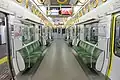吊り手が225系仕様になり、緑色の座席となった車内