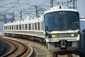 221系電車による普通列車（2022年3月 南吹田駅）