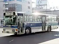 一般路線 横内線（2012年8月撮影） 537-7402JRバス東北の路線バスのカラーリングは、旧国鉄バス塗色を現在でも引き継いでいる。