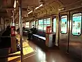 集中式冷房車の車内。天井中央に風洞が通されている。（2008年3月6日 和歌山駅）