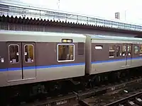 「40N」車(左)と「30N」車(右)岡山A-10編成外装の処理が異なる40N車のグリルは1000番台雪切室の空気取込部30N車の白い小窓はトイレ部分
