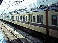 モハ117形100番台。冬季の霜取り用にパンタグラフが増設されている(手前。撮影時は春で不使用)