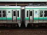 1次車（左）と3次車（右）窓色やスカート丈に差異がある。