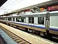2500番台3次車（モハ単独製造分）手前は2500番台1次車、奥は0番台で、帯や窓に変化が見られる。