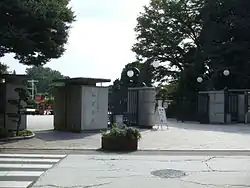 馬事公苑正門
