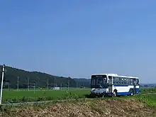 磐城金山 - 関辺間のバス専用道を通るJRバス。写真奥に見える道路は、専用道と平行する国道289号。