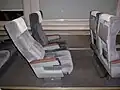 1階席窓下にテーブルと小物置き場を設けた
